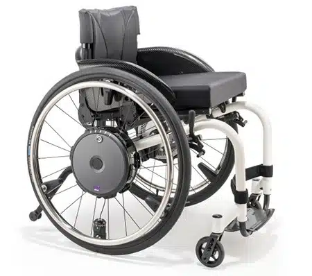 Un jeune garçon et une jeune femme se tenant la main, souriants, sur une scène