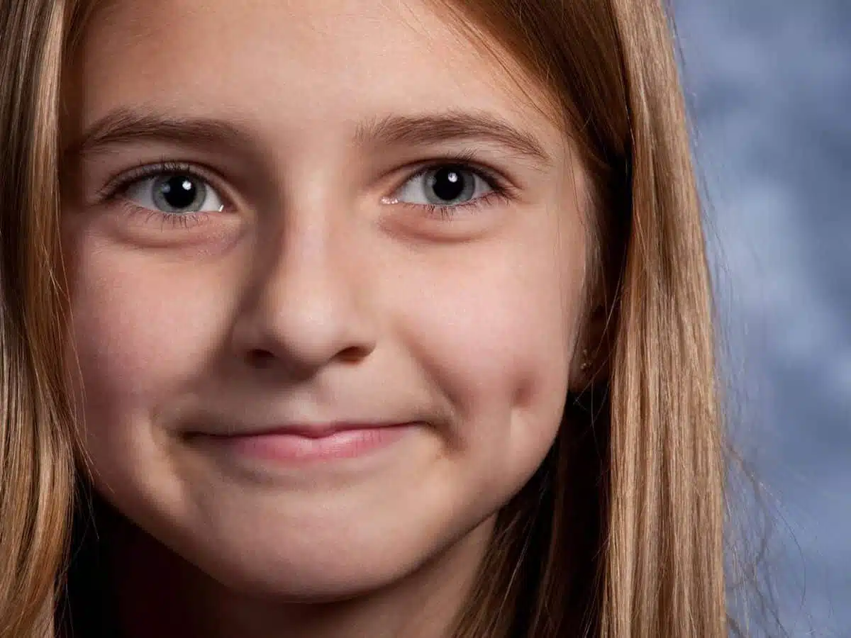 Jeune femme souriante avec des fossettes prononcées