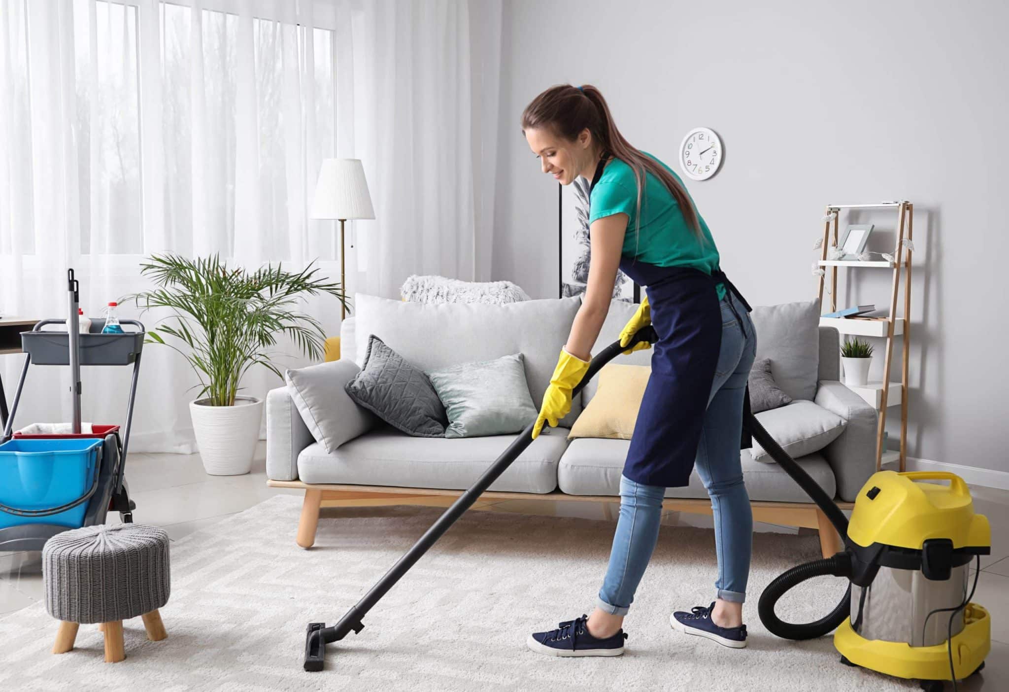 Femme souriante faisant le ménage