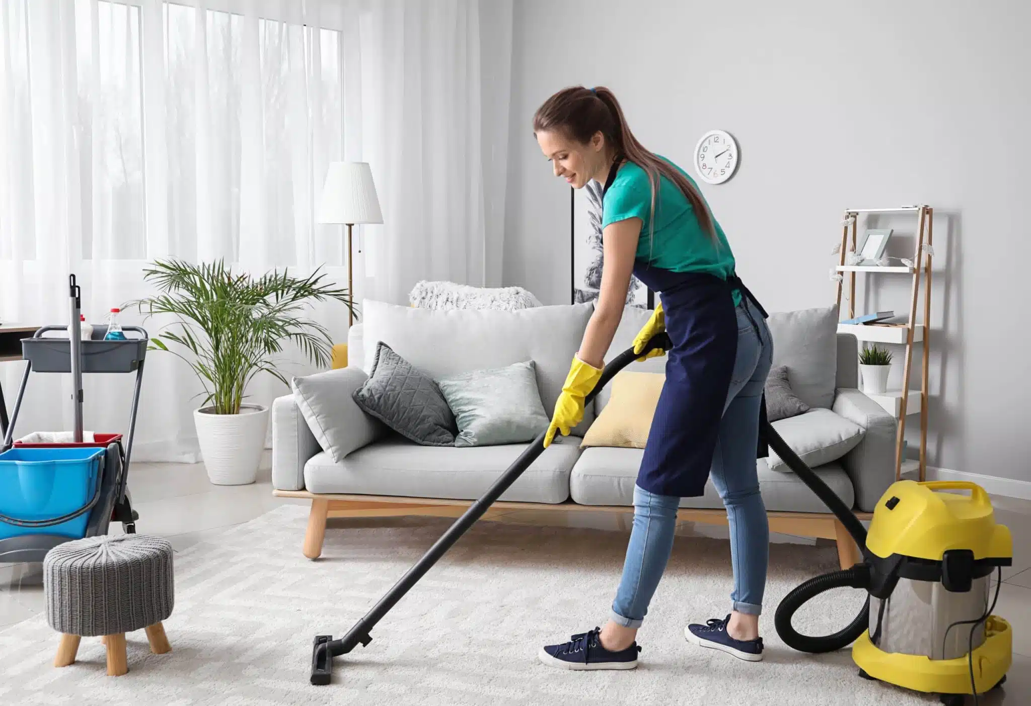 Femme souriante faisant le ménage
