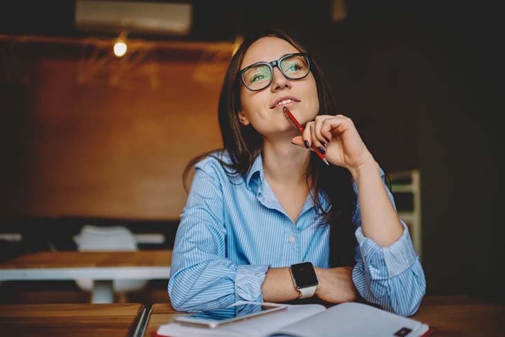 Une femme en pleine réflexion – source : spm