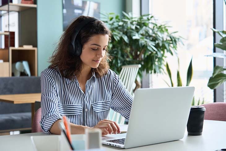 Femme devant son écran d’ordinateur – source : spm