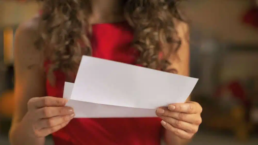 Femme lisant une lettre importante