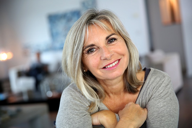 Femme souriante de plus de 50 ans
