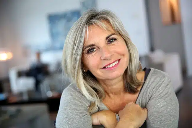 Femme souriante de plus de 50 ans