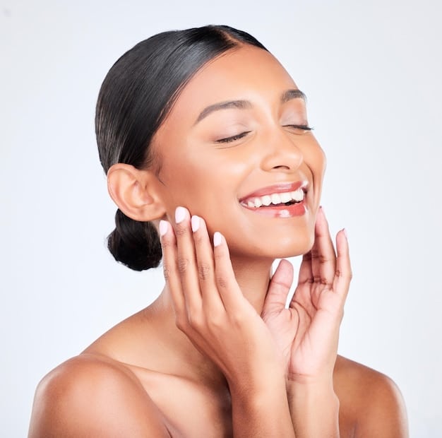 Femme heureuse après des soins dermatologiques