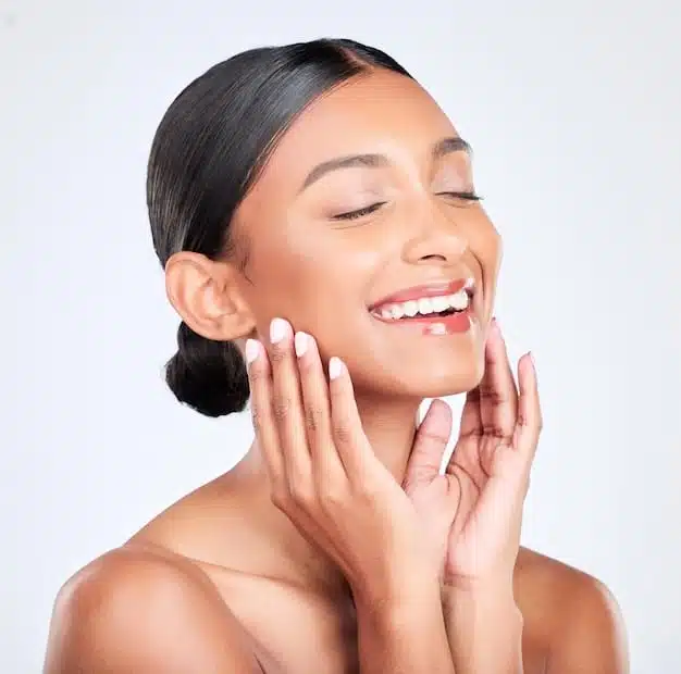 Femme heureuse après des soins dermatologiques