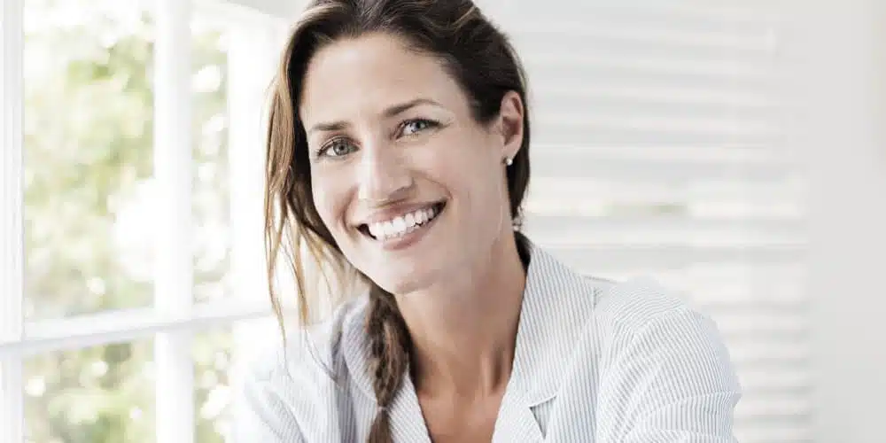 Femme souriante de 40 ans