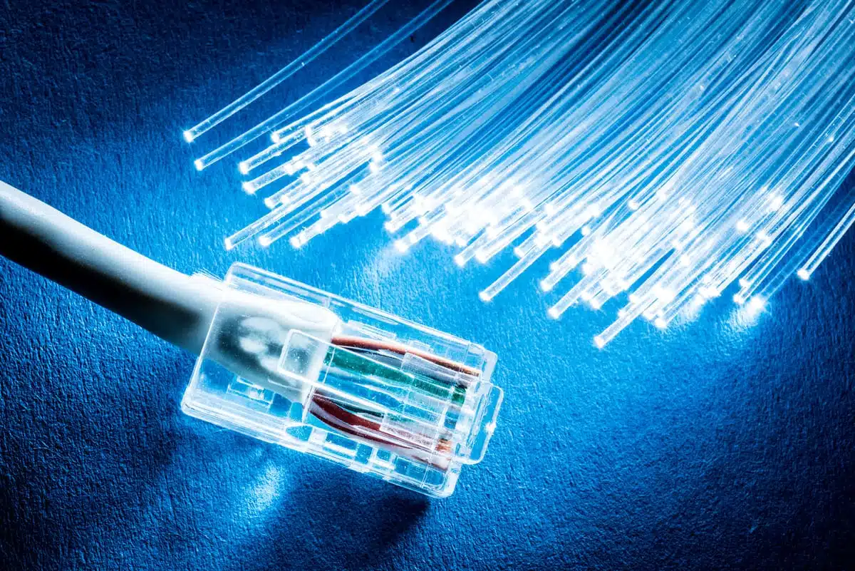 Technicien installant la fibre optique