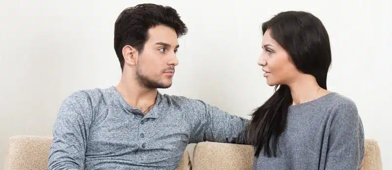 Couple en discussion sérieuse