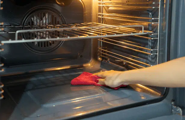 Chiffon et produits naturels pour nettoyer un four