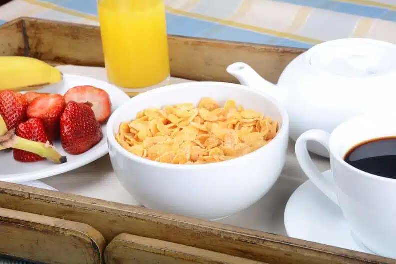 Petit-déjeuner avec céréales et jus d'orange
