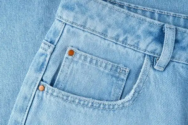 Jeans bleus avec petite poche visible