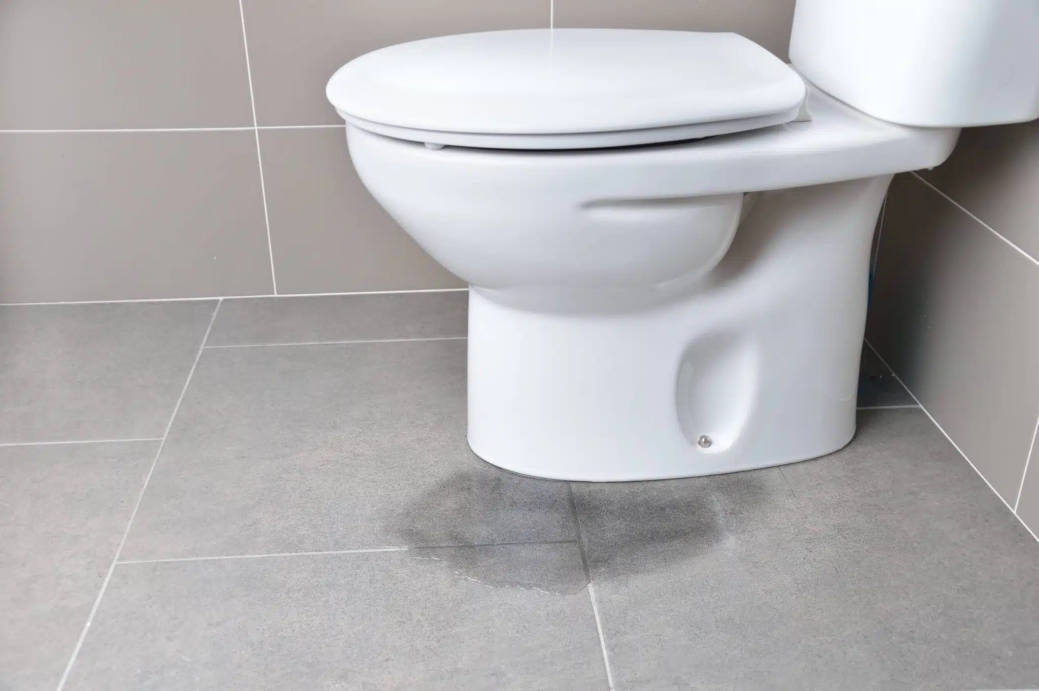 Fuite d'eau dans un réservoir de WC
