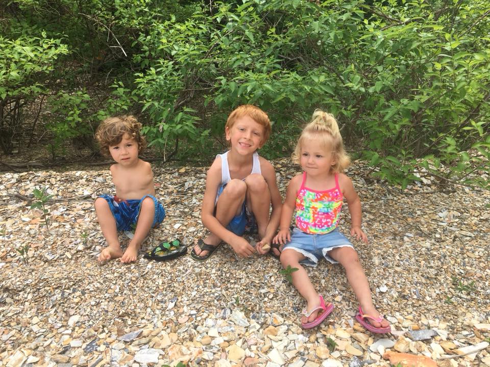 Un gar&ccedil;on de 3 ans sans bras expuls&eacute;