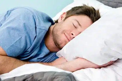 Personne dormant sur le côté gauche
