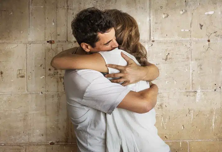 Couple heureux se regardant