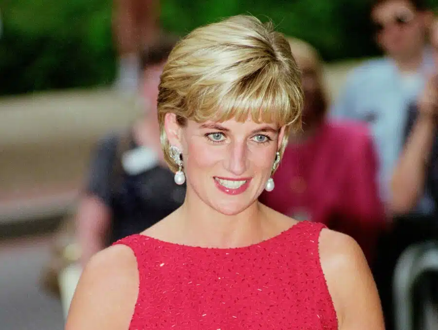 Diana dans un moment de tendresse maternelle avec ses fils