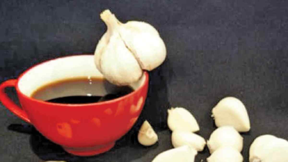 Gousse d'ail infusant dans une tasse de café