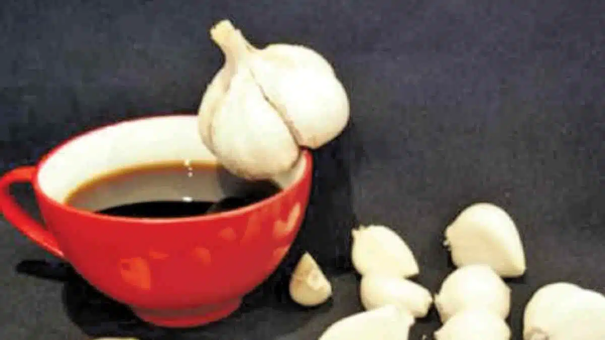 Gousse d'ail infusant dans une tasse de café