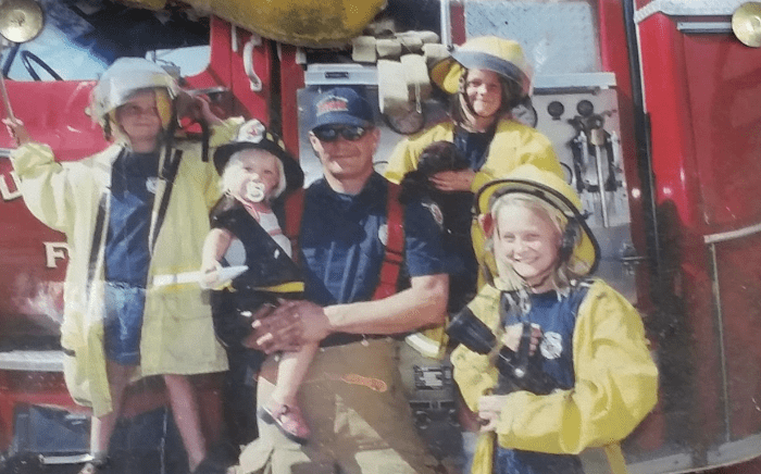 Un grand-p&egrave;re rencontre son petit-fils &agrave; l&rsquo;h&ocirc;pital et r&eacute;alise que sa fille a menti sur tout