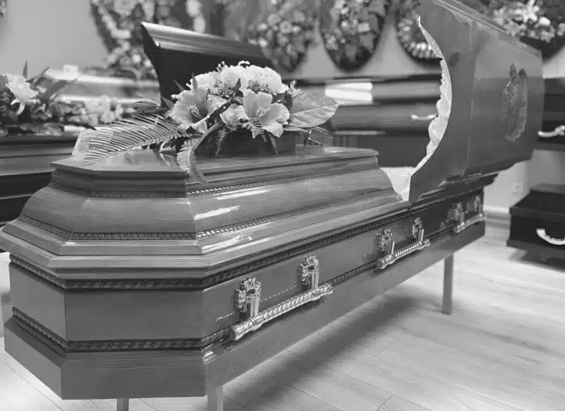 La pierre tombale commune de Julien et Naya, avec leurs portraits