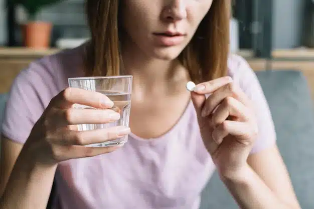 Femme prenant des médicaments
