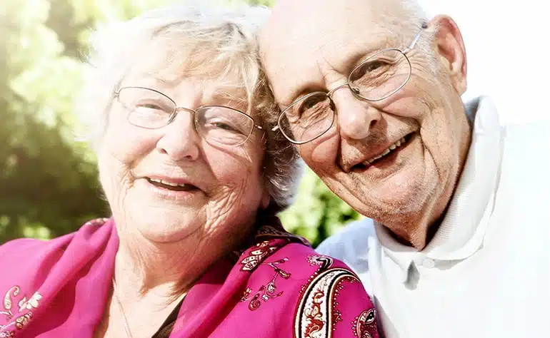 Couple de seniors souriants