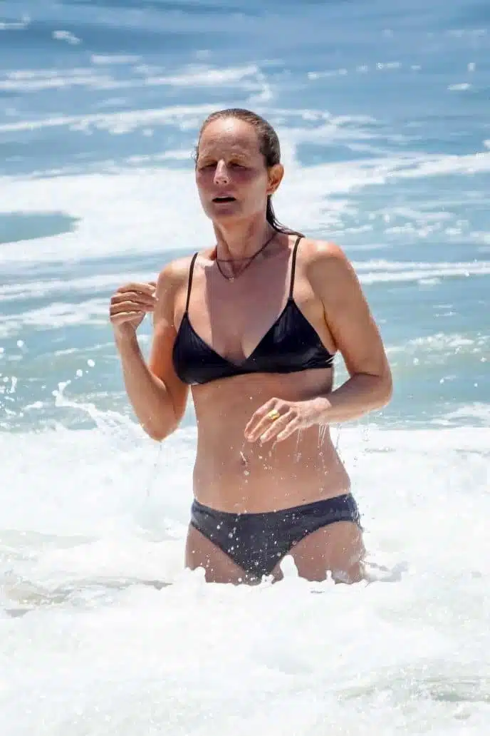 Helen Hunt en maillot de bain noir à Malibu