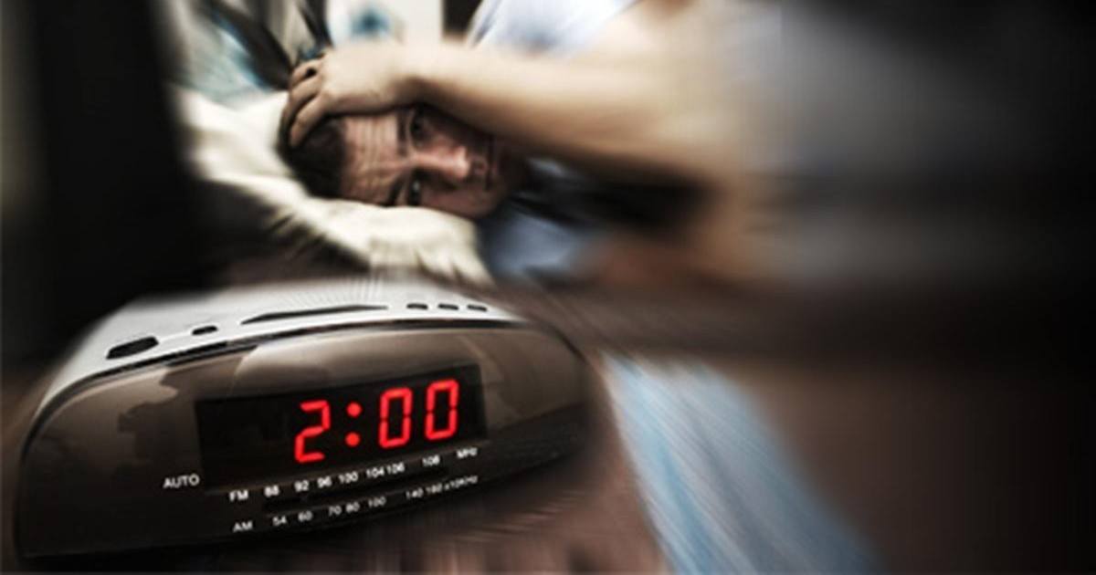 Femme réveillée la nuit regardant par la fenêtre, illustrant les réveils nocturnes et l'état émotionnel