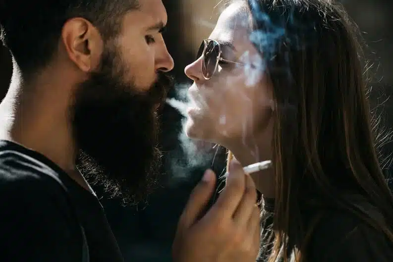Couple fumant des cigarettes