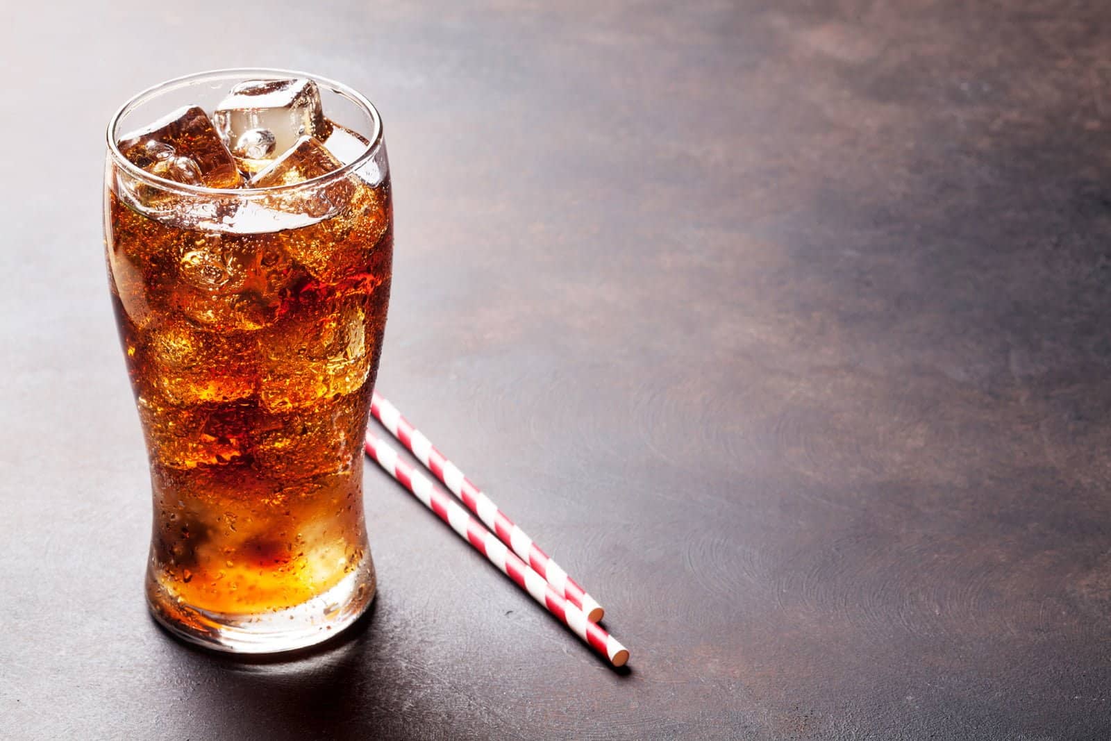 Verre de soda avec des glaçons