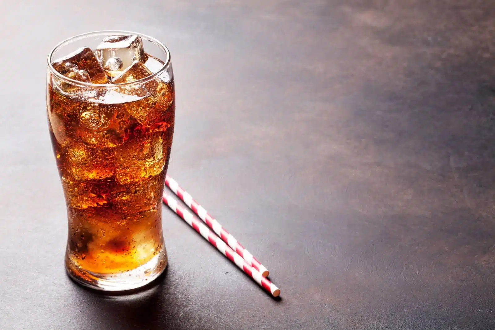 Verre de soda avec des glaçons