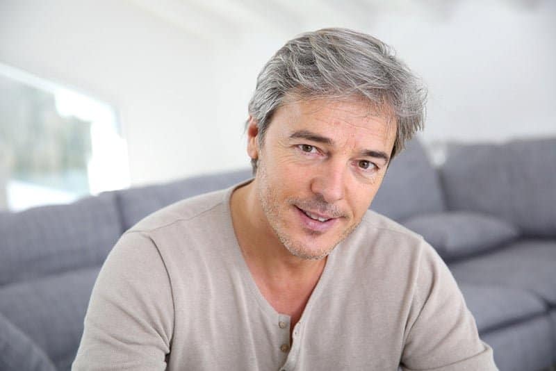 Homme souriant et épanoui, représentant le bien-être personnel