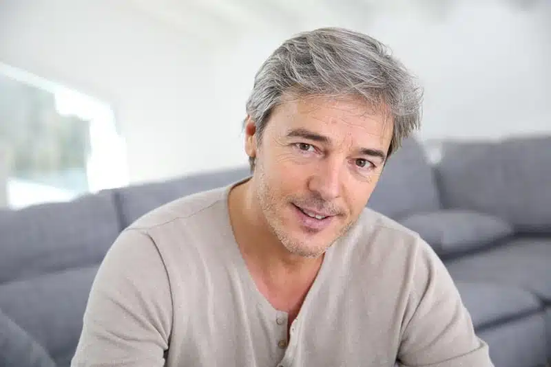 Homme souriant et épanoui, représentant le bien-être personnel