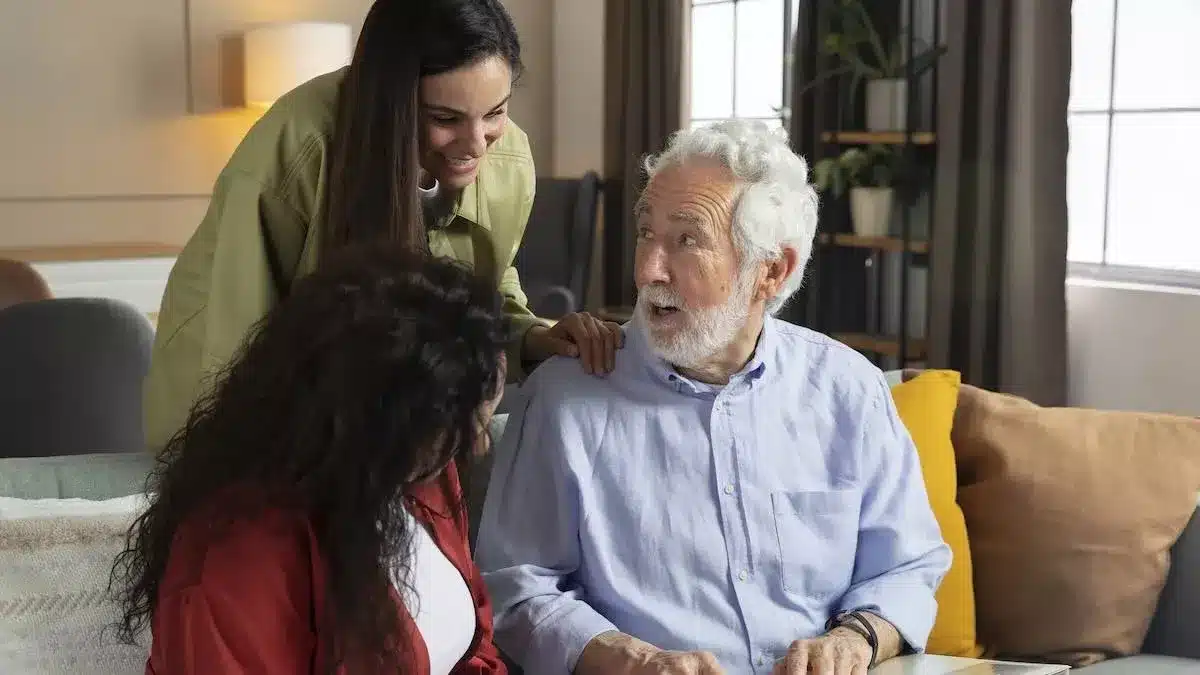 Père âgé en conversation détendue avec son fils adulte