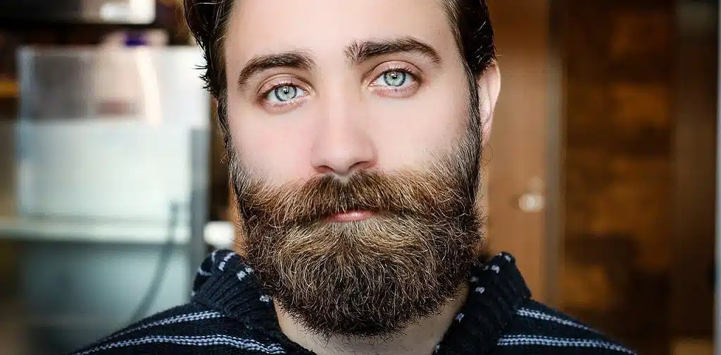 Homme prenant soin de sa barbe