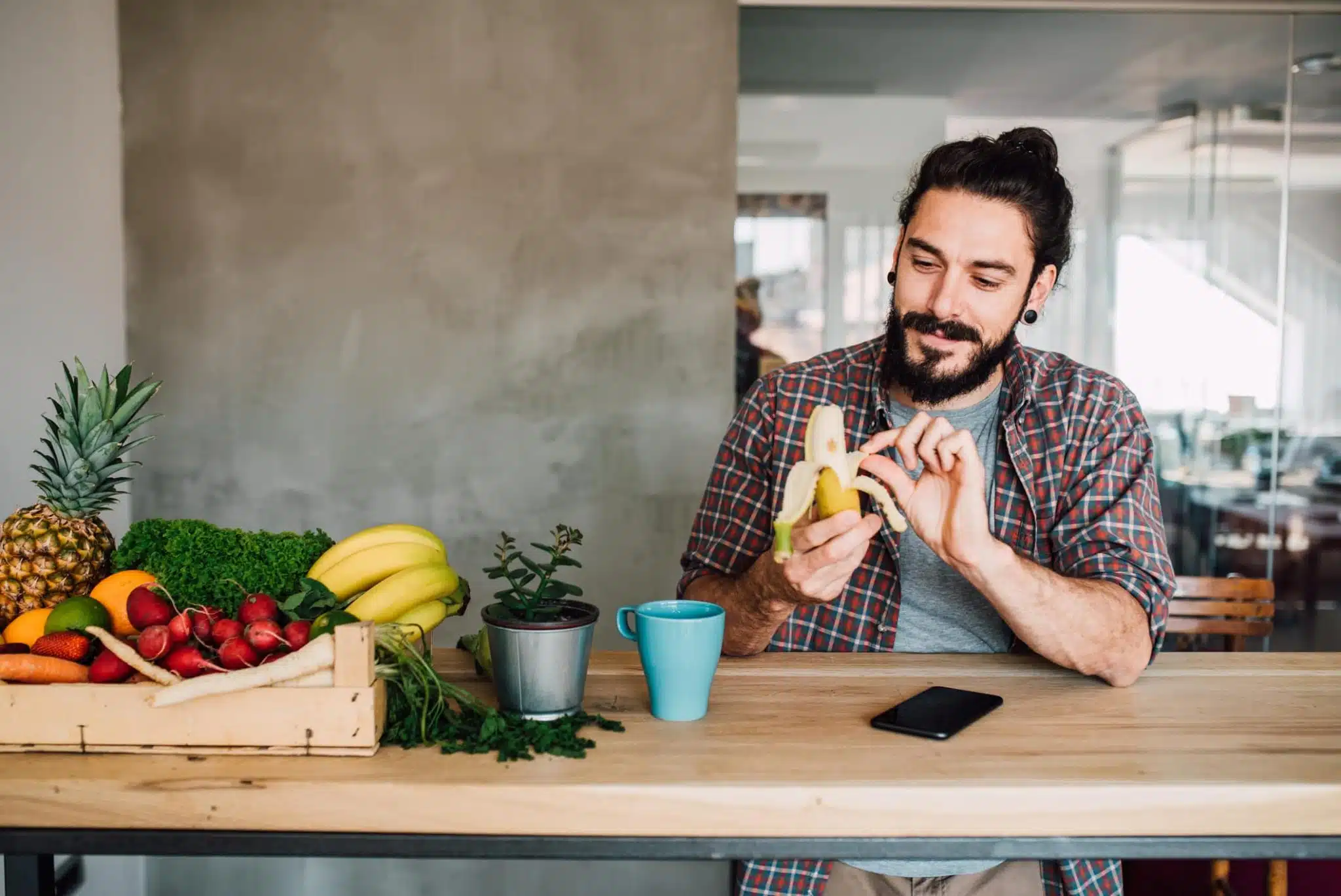 Persoon die een rijpe banaan eet