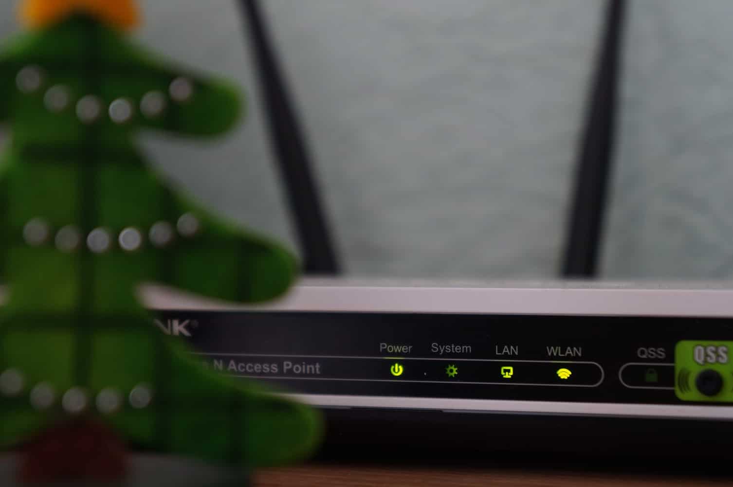 Comparaison visuelle entre différents types de routeurs et solutions Wi-Fi