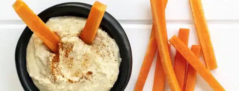 Carottes crues accompagnées de houmous