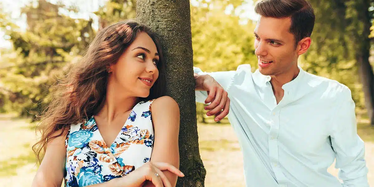 Femme souriante engageant la conversation