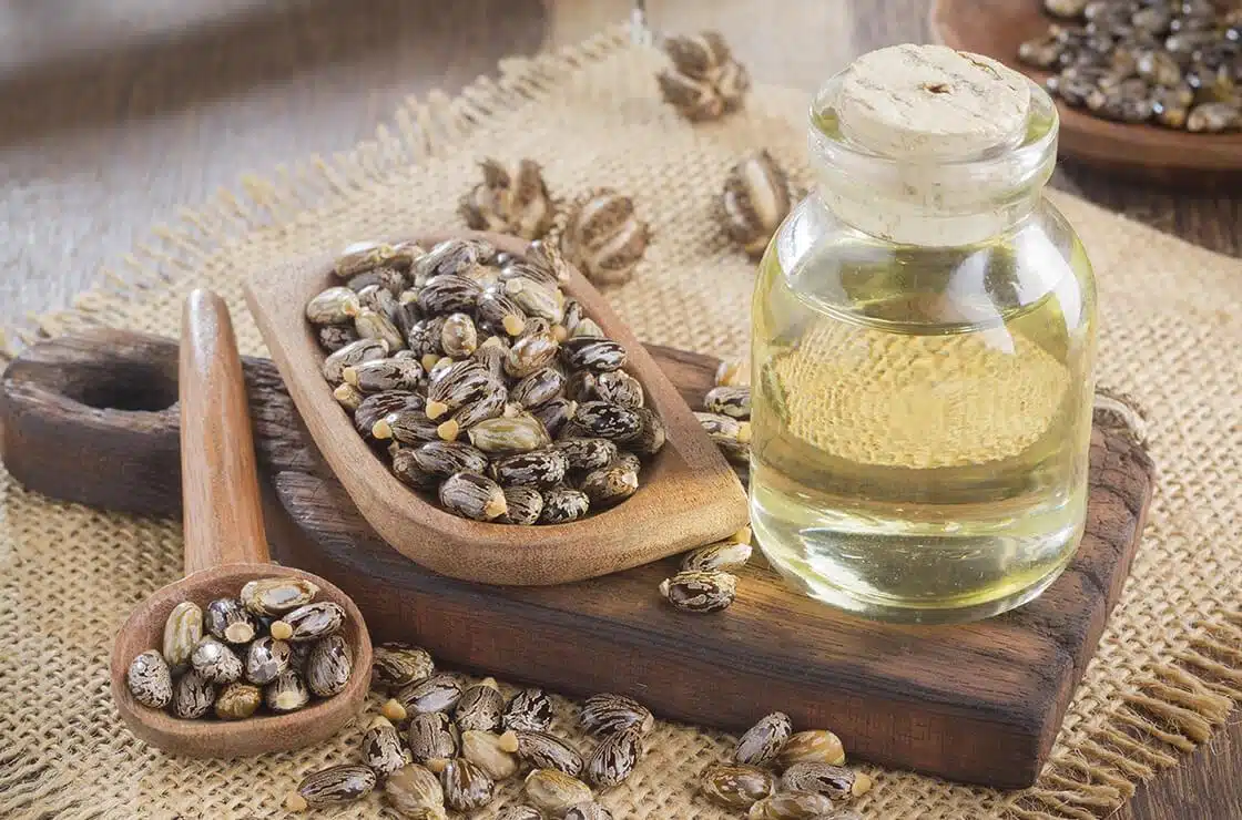 Femme appliquant de l'huile de ricin sur ses cheveux