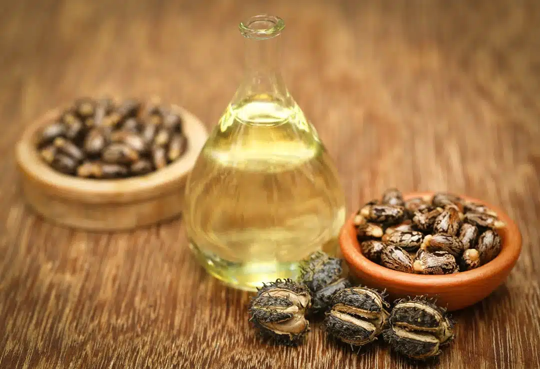 Flacon d'huile de ricin et cheveux brillants