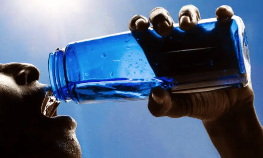 Personne buvant de l'eau pendant le sport