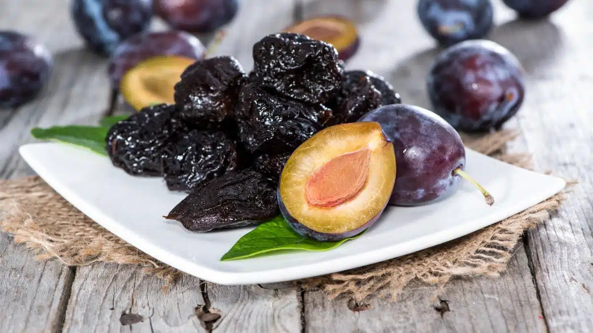 Pruneaux et raisins secs dans un bol