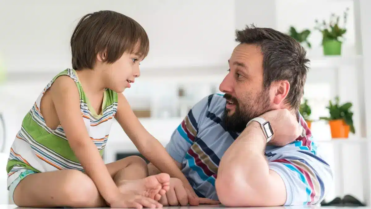 Parent et enfant en conversation