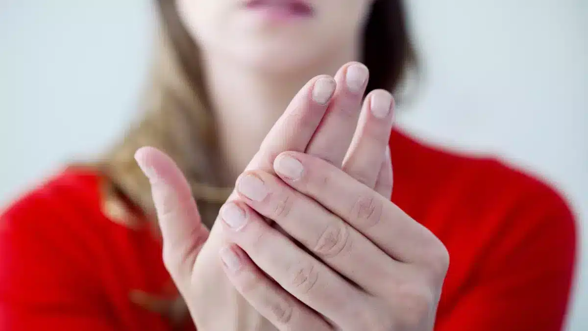 Comparaison visuelle entre des doigts normaux et atteints de Raynaud