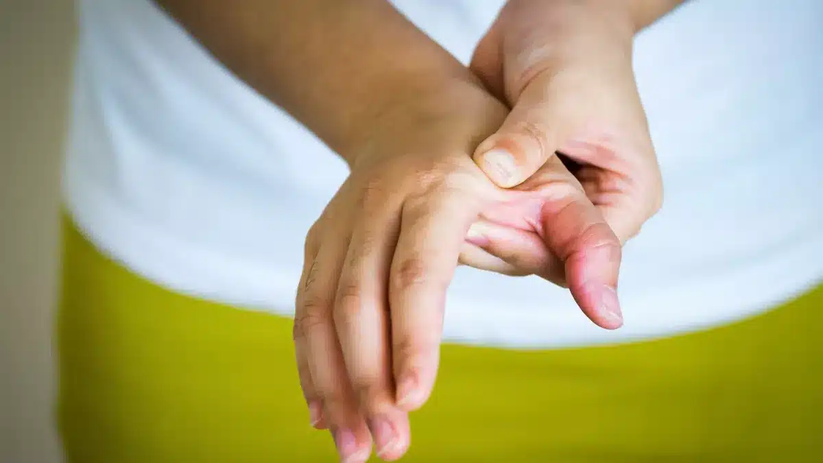 Gevoelloze hand met tintelend gevoel