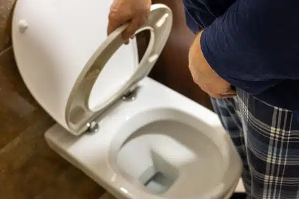 Homme consultant un médecin pour des problèmes urinaires