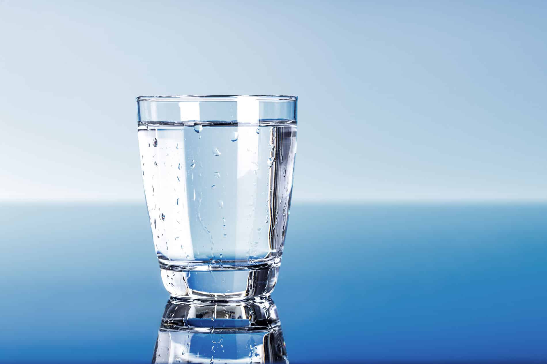 Verre d'eau fraîche avec des glaçons